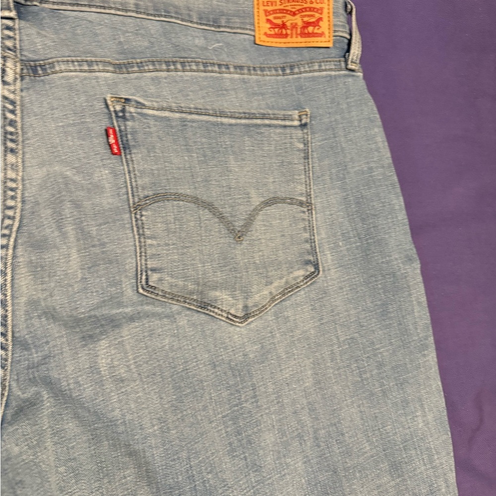 Women’s plus size Levi’s boyfriend jeans. - Picture 3 of 5